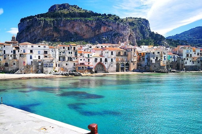 Noleggia una barca a vela Veliana Charter per visitare la splendida Cefalù